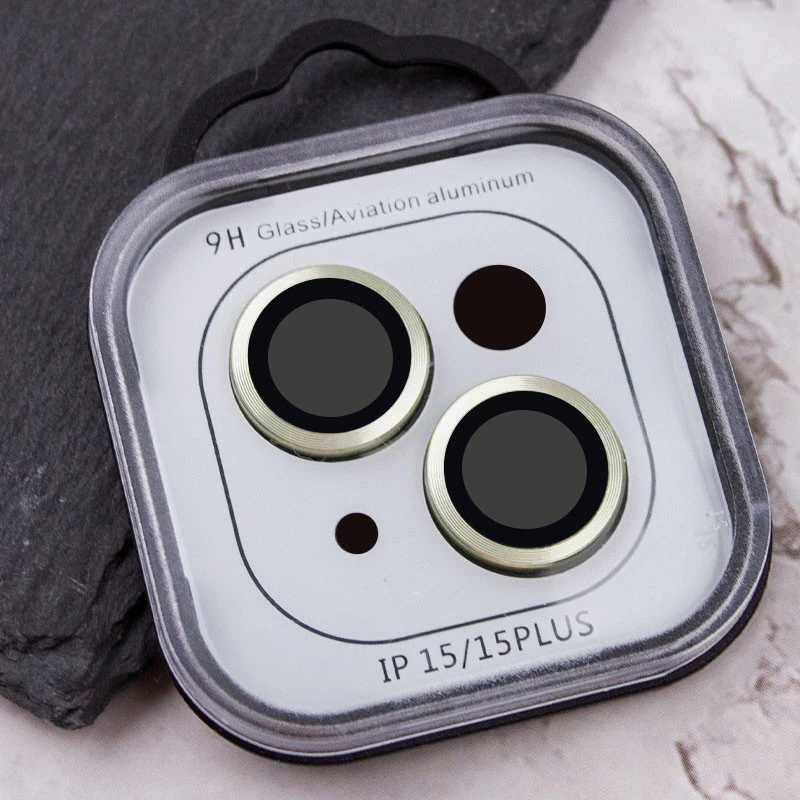 Металлическое защитное стекло на камеру для Apple iPhone 15 (6.1") – Салатовый / Light Green. Фото 6 из 6