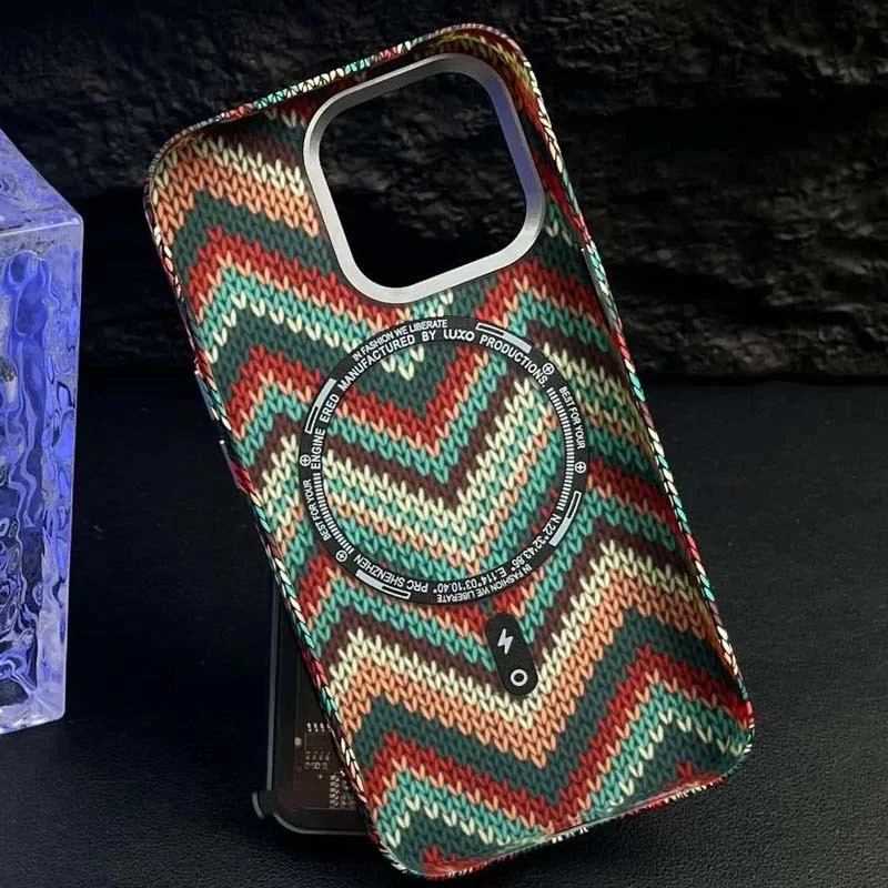 Пластиковая накладка Neon Ornament with Magnetic Safe для Apple iPhone 15 (6.1") – M. Фото 2 из 6