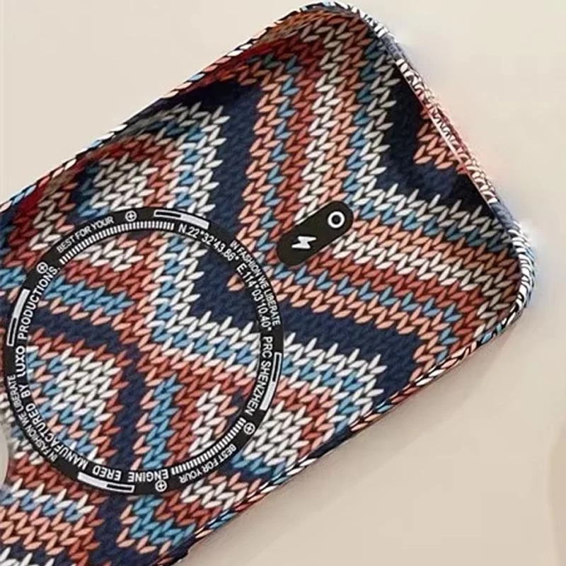 Пластиковая накладка Neon Ornament with Magnetic Safe для Apple iPhone 16 Pro – L. Фото 5 из 8