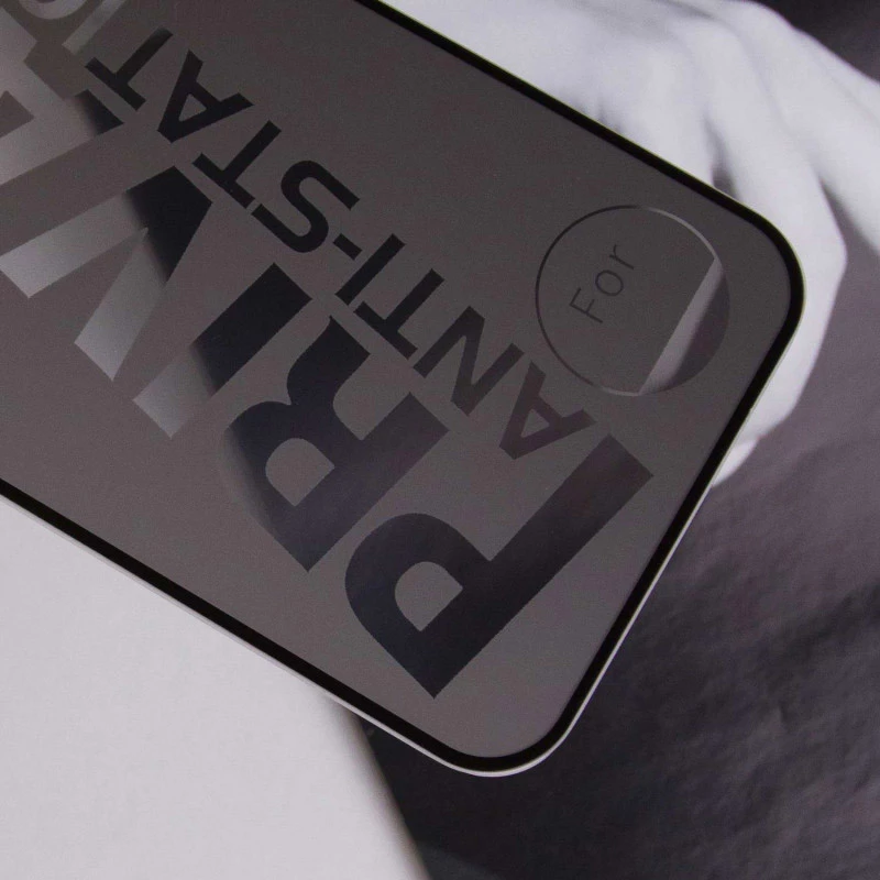 Захисне скло з ефектом антишпигун на Apple iPhone 16 Pro – Чорний. Фото 3 з 6