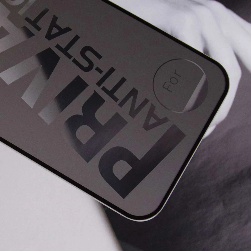 Захисне скло з ефектом антишпигун на Apple iPhone 17 Pro Max (6.9") – Чорний. Фото 3 з 6