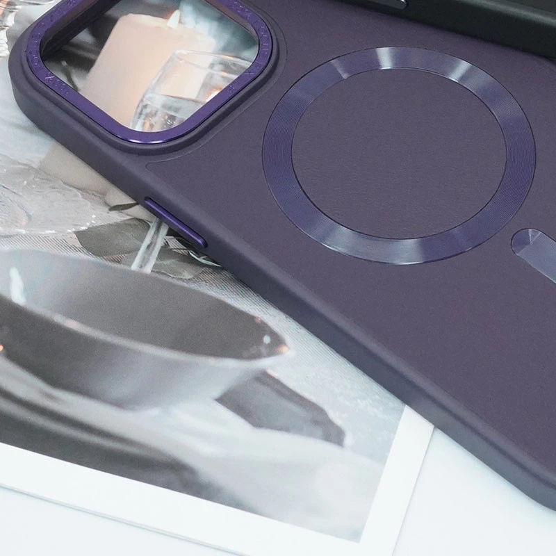Кожаный чехол Bonbon с металлическими кнопками и MagSafe на Apple iPhone 15 (6.1") – Фиолетовый / Dark Purple. Фото 4 из 8