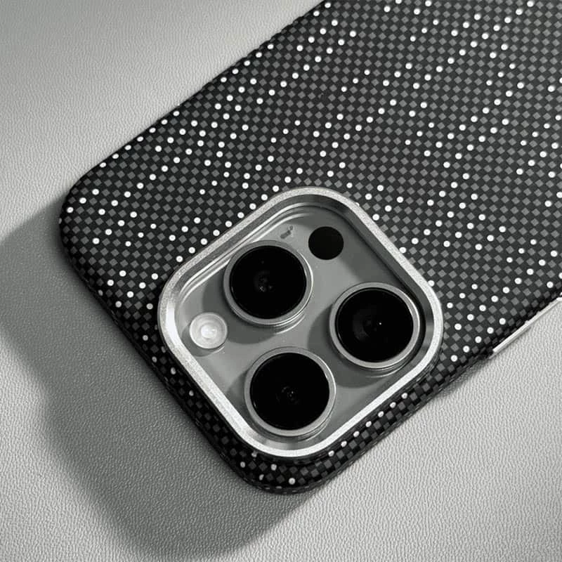 Пластиковая накладка Kevlar из Magnetic Safe для Apple iPhone 14 Pro (6.1") – White line. Фото 4 из 4