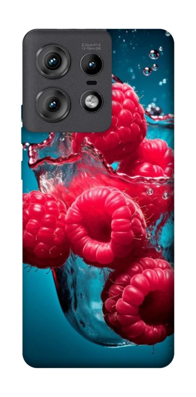 Чехол на Motorola Edge 50 Pro Малинка в воде фото 1 из 1