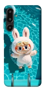 Чехол на Samsung Galaxy F16 Labubu in the pool ver.2 фото 1 из 1