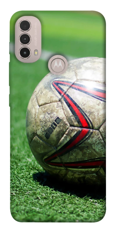 Чехол на Motorola Moto E40 Мяч на газоне фото 1 из 1