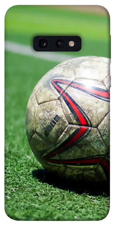Чехол на Samsung Galaxy S10e Мяч на газоне фото 1 из 1