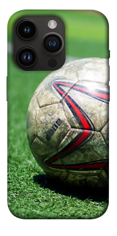 Чехол на Apple iPhone 14 Pro (6.1") Мяч на газоне фото 1 из 1