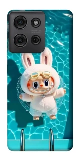Чехол на Motorola Moto G75 Labubu in the pool ver.2 фото 1 из 1