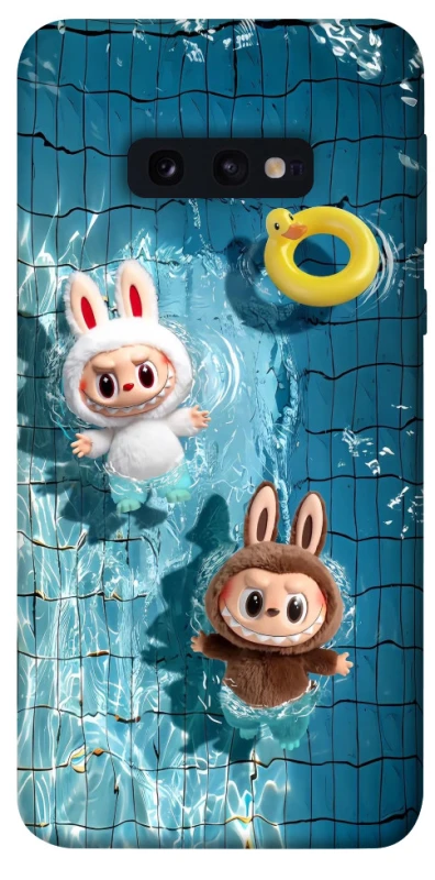 Чохол на Samsung Galaxy S10e Labubu in the pool фото 1 з 1