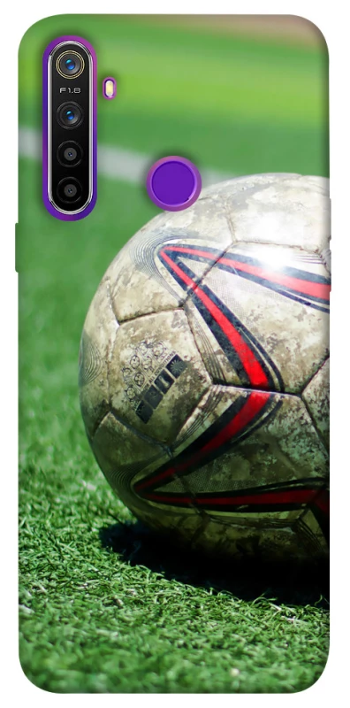 Чехол на Realme 5 Мяч на газоне фото 1 из 1