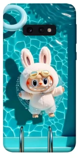 Чехол на Samsung Galaxy S10e Labubu in the pool ver.2 фото 1 из 1