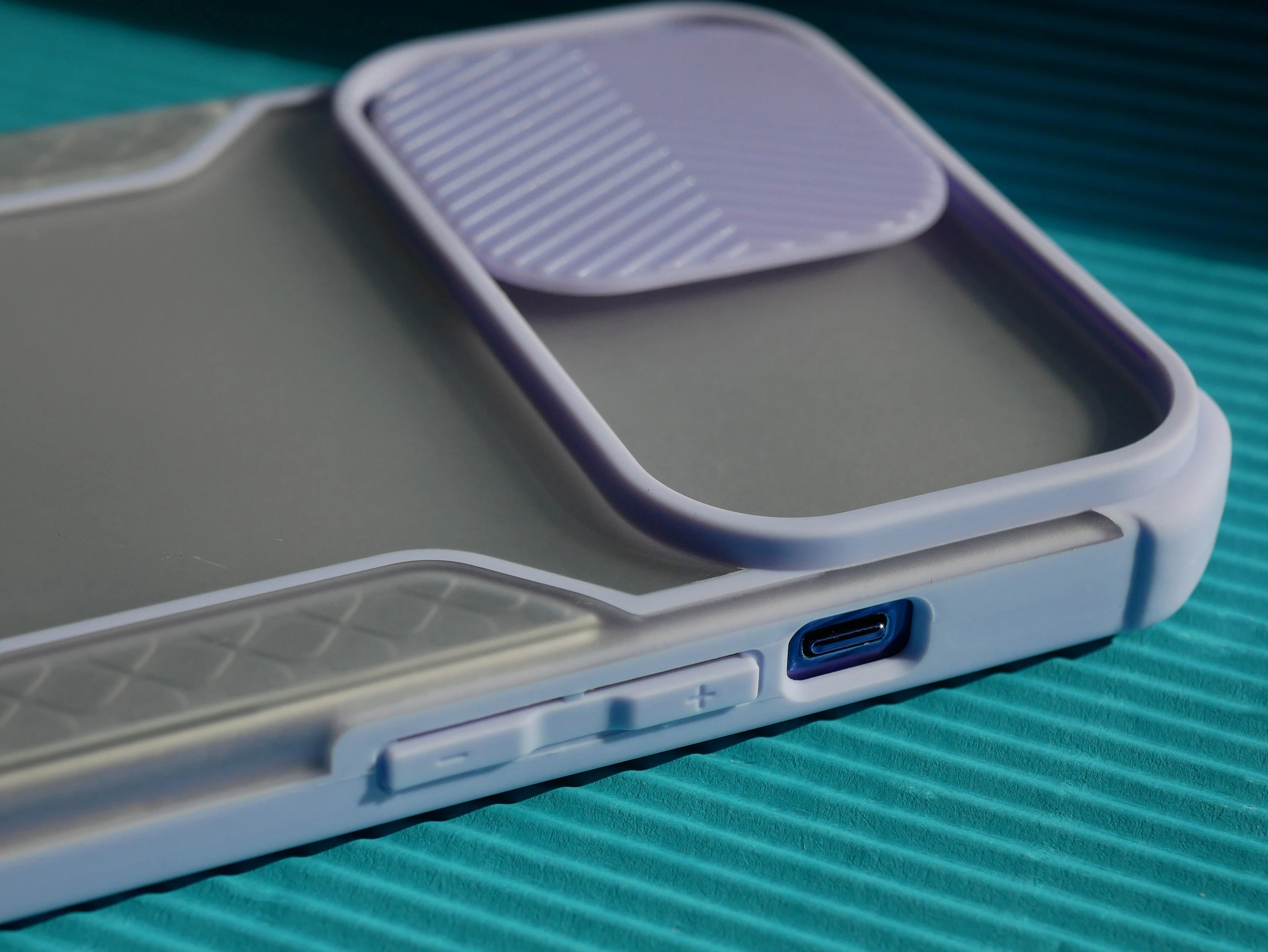 Функціональні роз'єми матового силіконового чохла зі шторкою для камери та посиленим захистом кутів