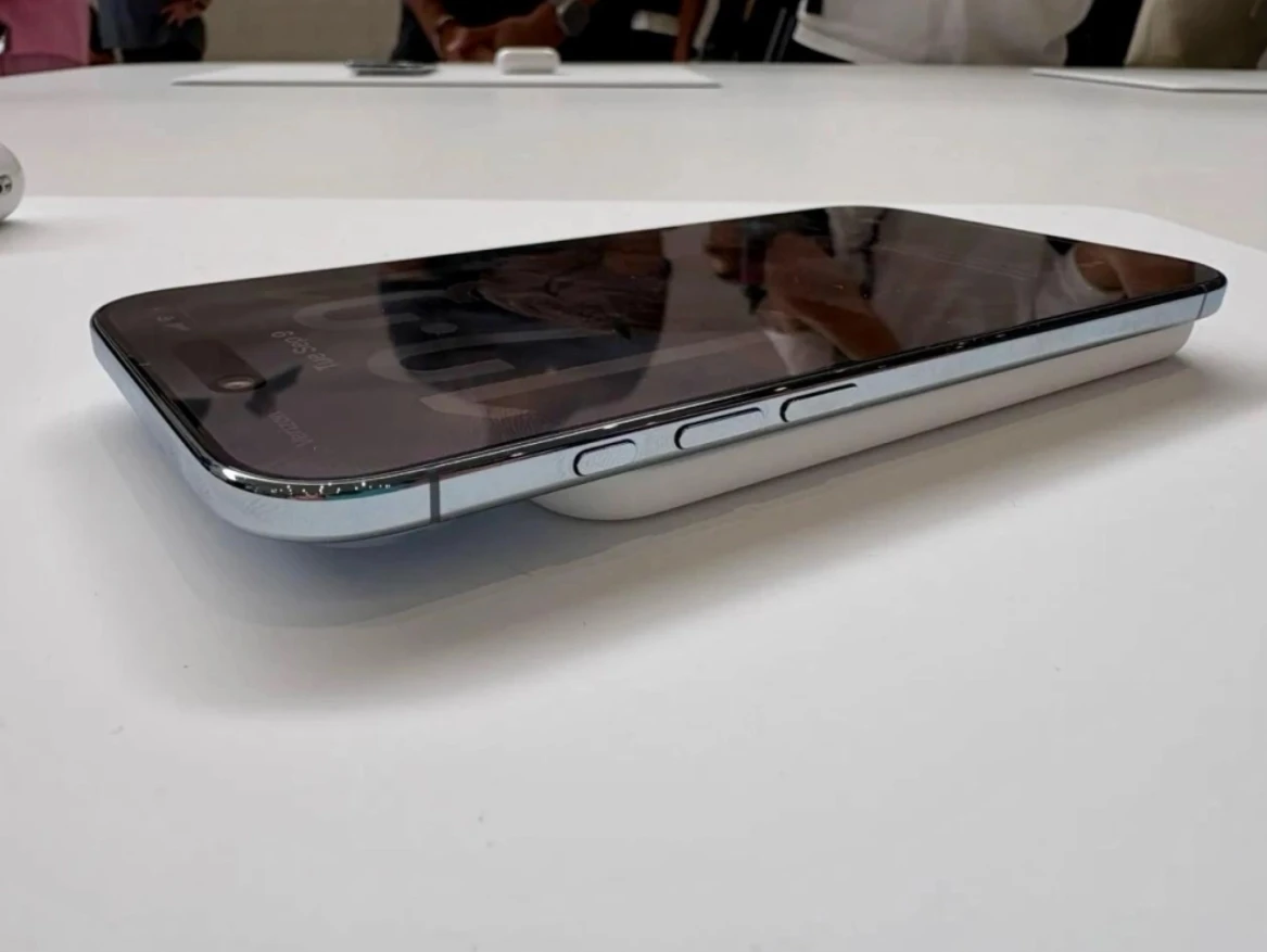 Товстий аксесуар до тонкого смартфону: Apple випустила MagSafe-батарею для iPhone Air фото 2