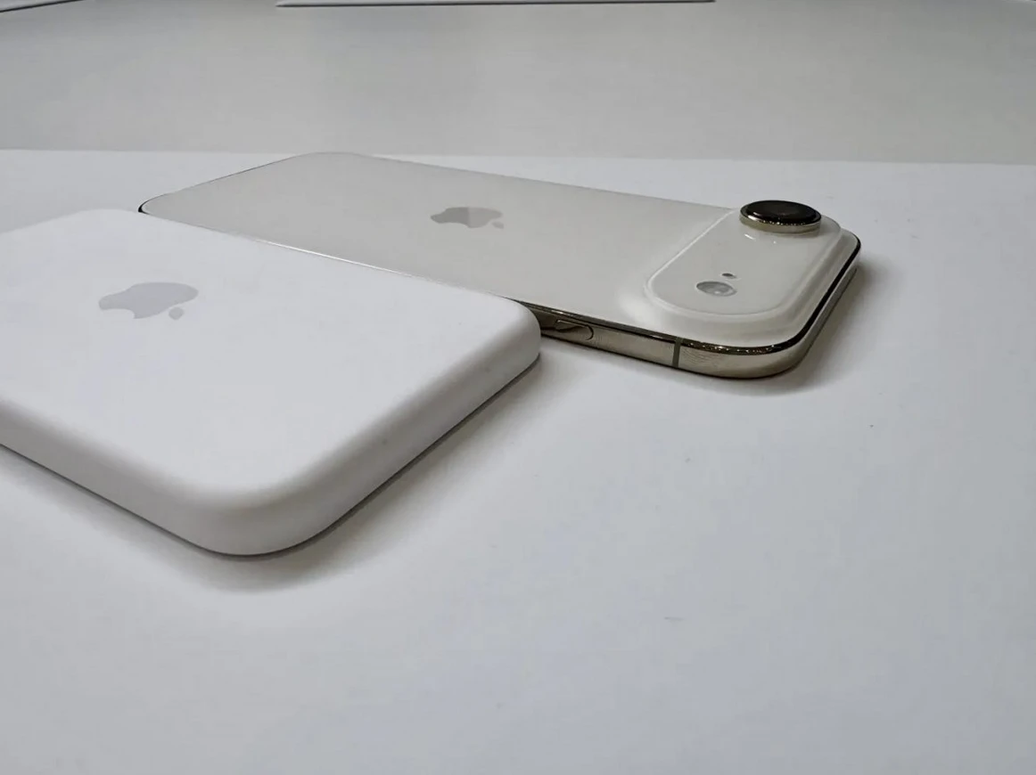 Товстий аксесуар до тонкого смартфону: Apple випустила MagSafe-батарею для iPhone Air фото 3