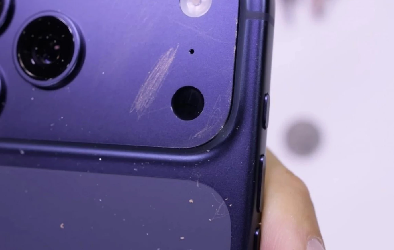 Apple снова повторяет историю? iPhone 17 Pro оказался уязвимым на изгиб фото 1
