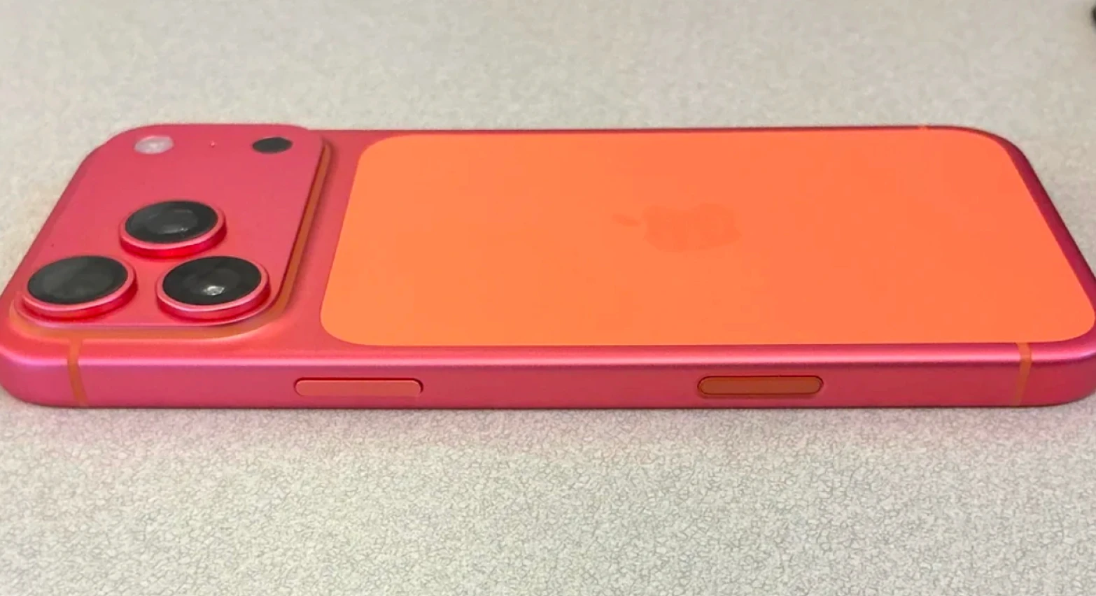 Оранжевые iPhone 17 Pro неожиданно становятся розовыми: Apple молчит фото 1