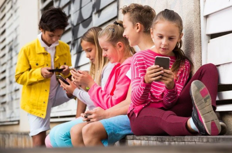Кожна друга дитина в Україні користується телефоном, планшетом та ноутбуком — дослідження Viber фото 1