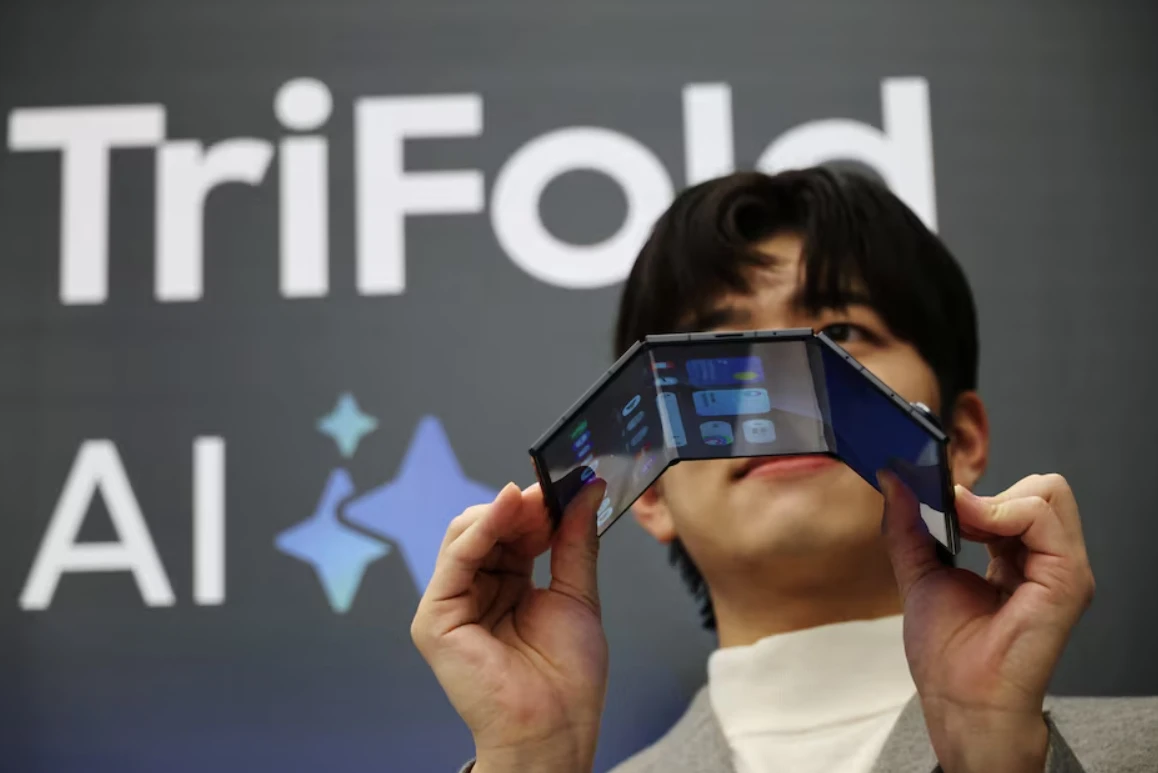 Смартфон, который складывается как книга: Samsung показала TriFold фото 1