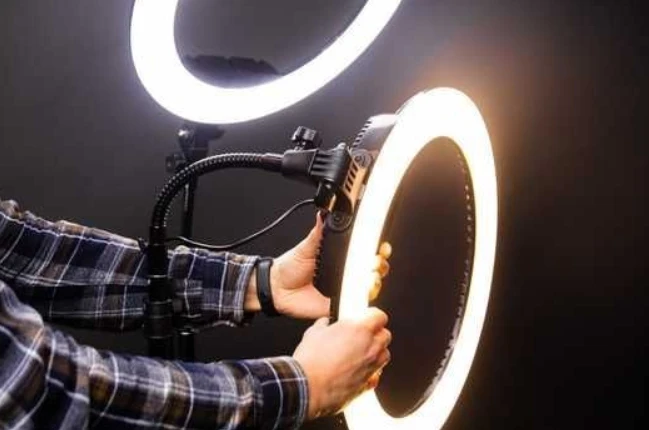 Свет, который работает на TikTok: как лампы и кольцевые светильники меняют видео фото 1