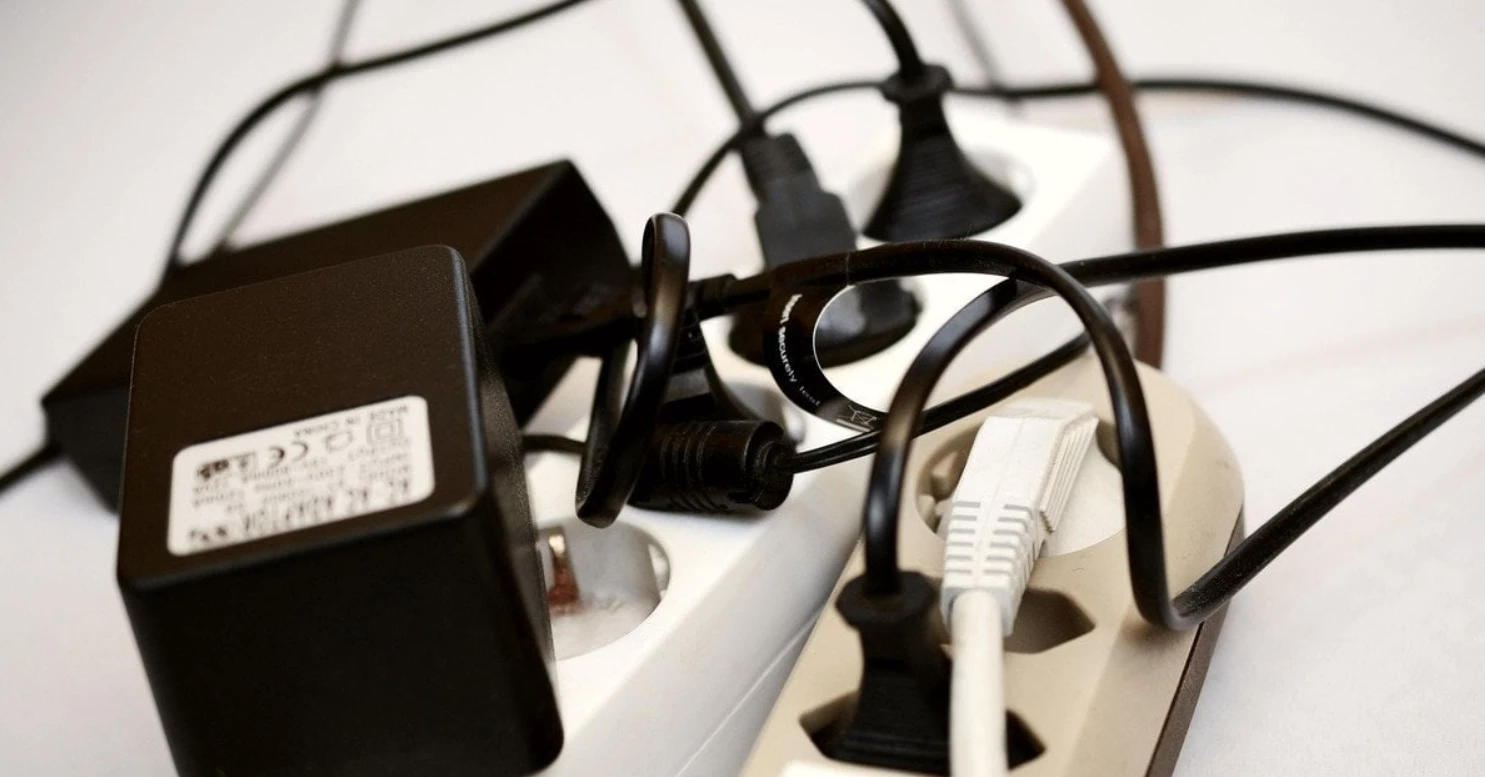 Многие оставляют их в розетке: эти 5 приборов лучше отключать фото 1