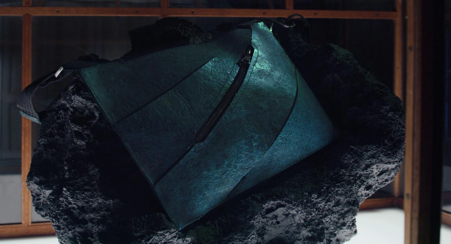 В Амстердаме показали сумку из “кожи T-Rex”: она может стоить сотни тысяч евро фото 1