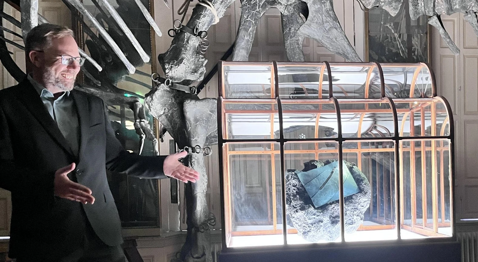 В Амстердаме показали сумку из “кожи T-Rex”: она может стоить сотни тысяч евро фото 2