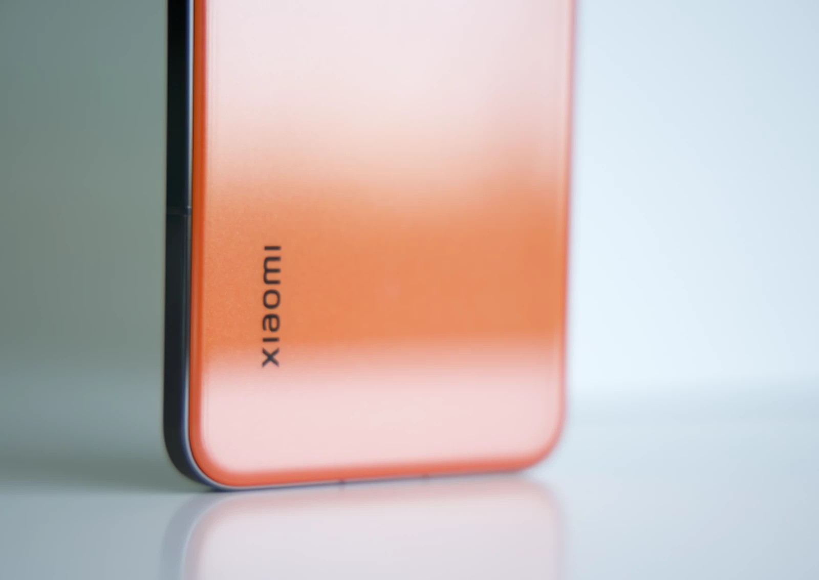 Представлена лімітована модель Xiaomi Mi 14 Pro в індивідуальному кольорі фото 4