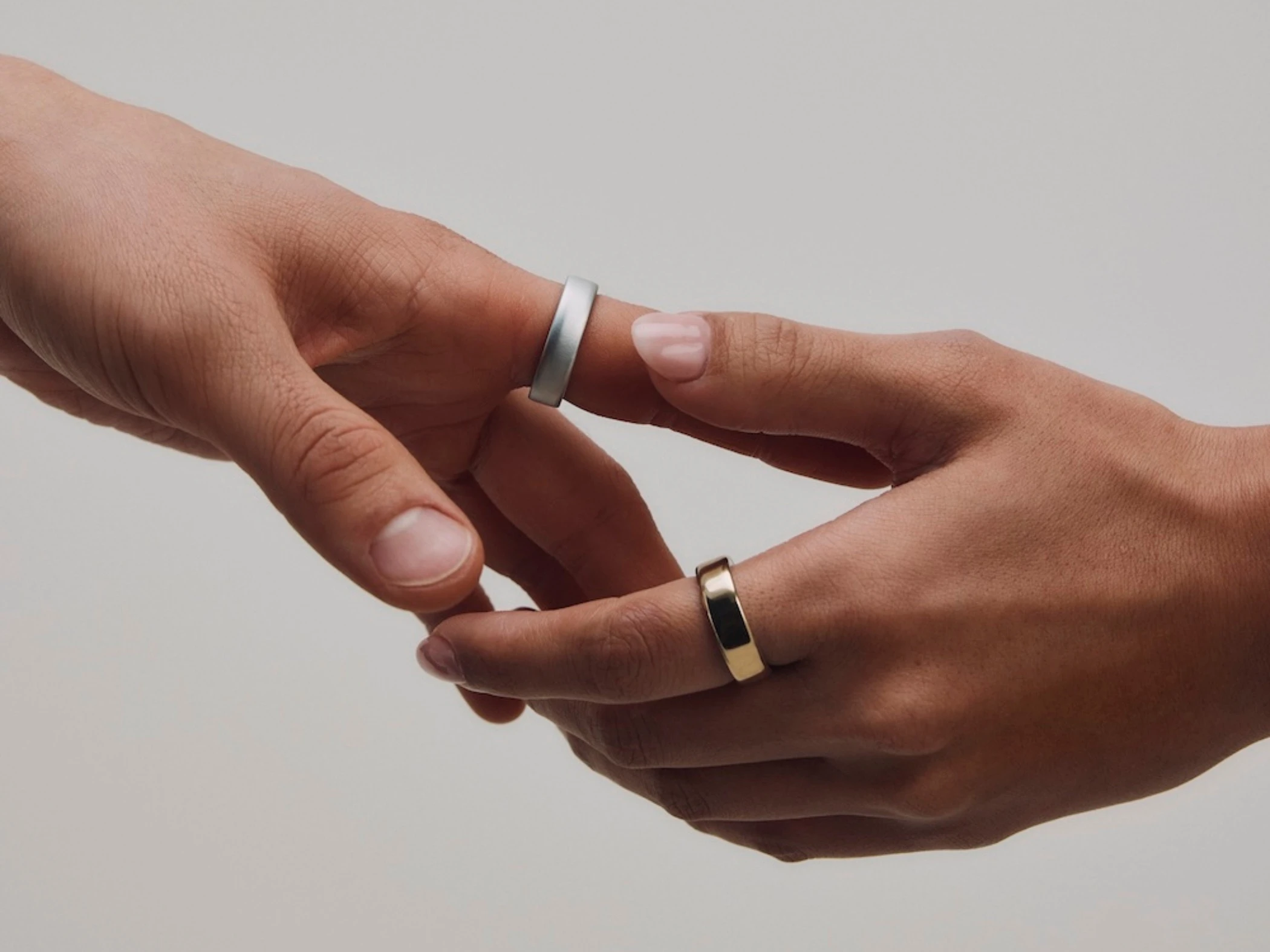 Найменше розумне кільце у світі: Oura Ring 5 отримало титан, до 9 днів роботи і нові сенсори фото 1