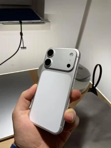 iPhone 18 Pro Max засвітився на “живих” фото: що змінилося в дизайні фото 2