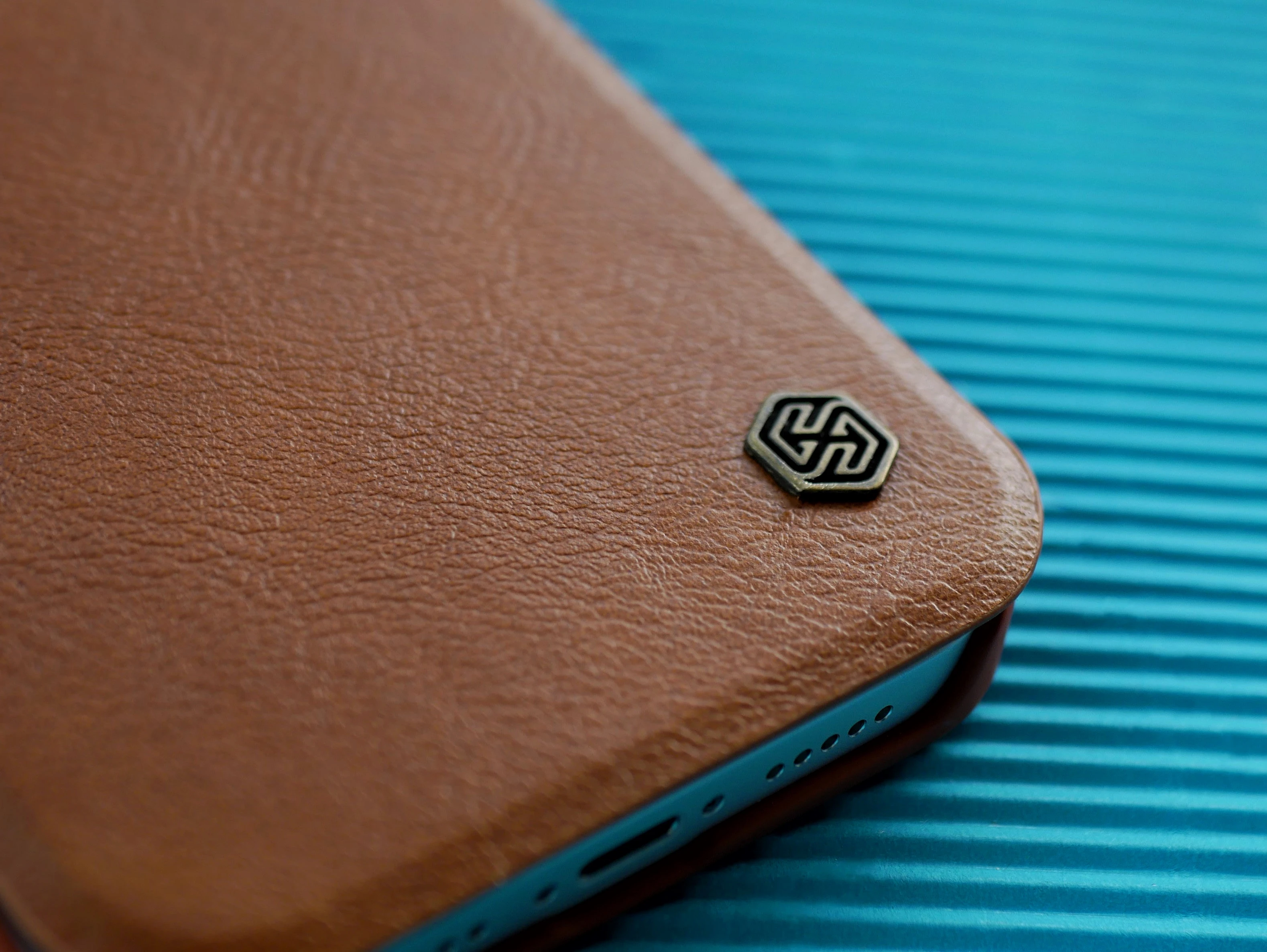 Якісний матеріал чохла книжки Nillkin Qin