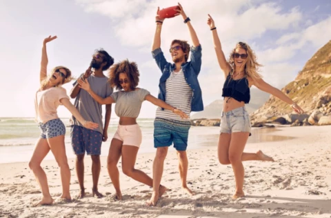 Активний відпочинок влітку: 7 корисних товарів для телефону