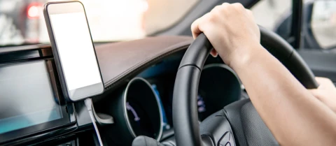 Автотримач для телефона: навіщо він потрібен і кому знадобиться