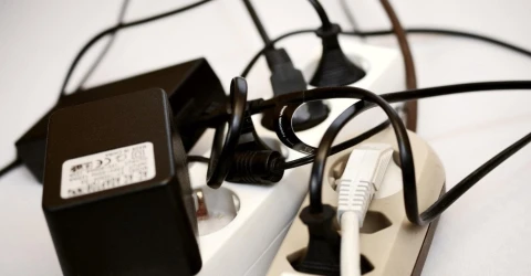 Многие оставляют их в розетке: эти 5 приборов лучше отключать