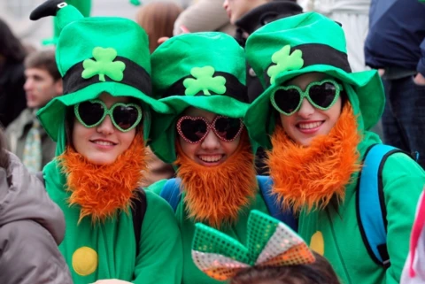 Чому на День святого Патрика носять зелене та шукають конюшину