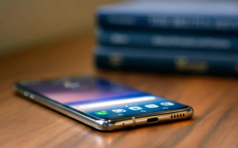 Почему нельзя класть смартфон на стол дисплеем вверх?