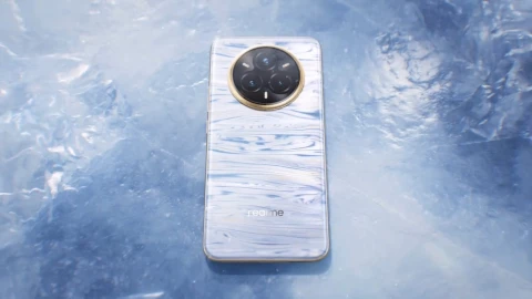 Realme выпустила смартфон, который на холоде меняет цвет