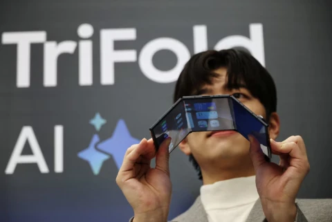 Смартфон, который складывается как книга: Samsung показала TriFold