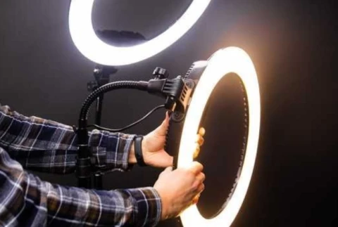 Свет, который работает на TikTok: как лампы и кольцевые светильники меняют видео