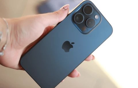 Тепер ще й тріщить: нові скарги на iPhone 15 Pro Max