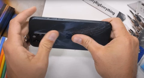 Титановий iPhone 15 Pro Max провалив тест на міцність