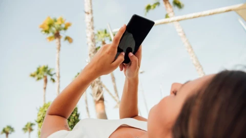 Як читати з телефона на сонці: корисні поради та лайфхаки