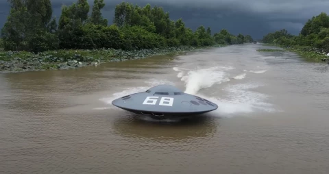 Ютубер создал лодку в виде НЛО из своего сна и заработал более 10 млн просмотров